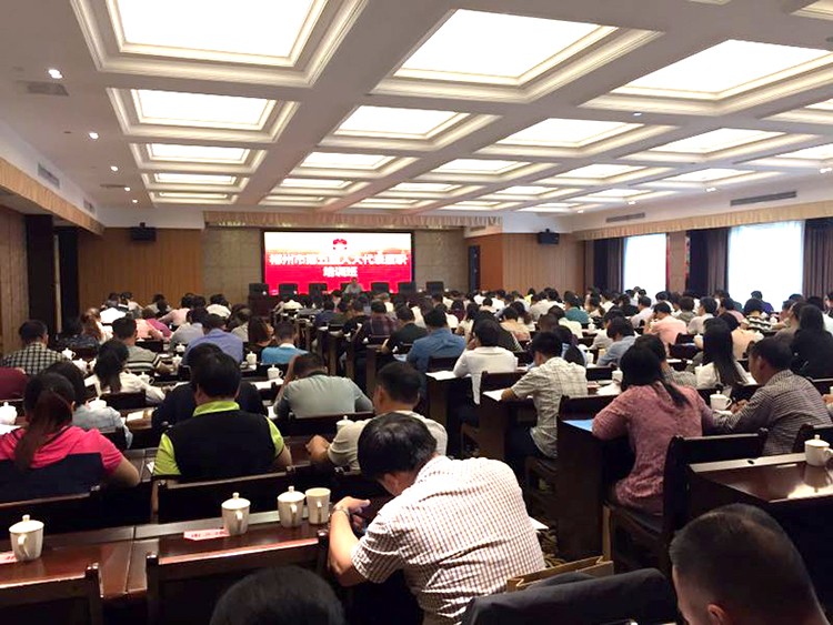 郴州市第五届新任人大代表履职培训班现场，正宇工作人员就代表建议网上操作和手机APP功能进行了介绍。