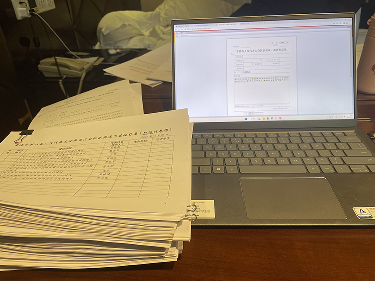 常德市人大第八届二次会议召开，正宇工作人员协助人大议案组工作现场。