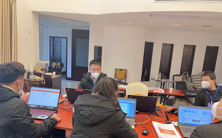 湘潭市人大第十六届人民代表大会第二次会议期间，正宇工作人员协助代表系统操作。