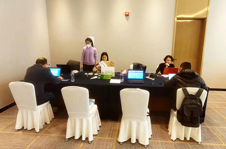 云软工作人员协助人大议案组副主任对议案建议信息进行整理