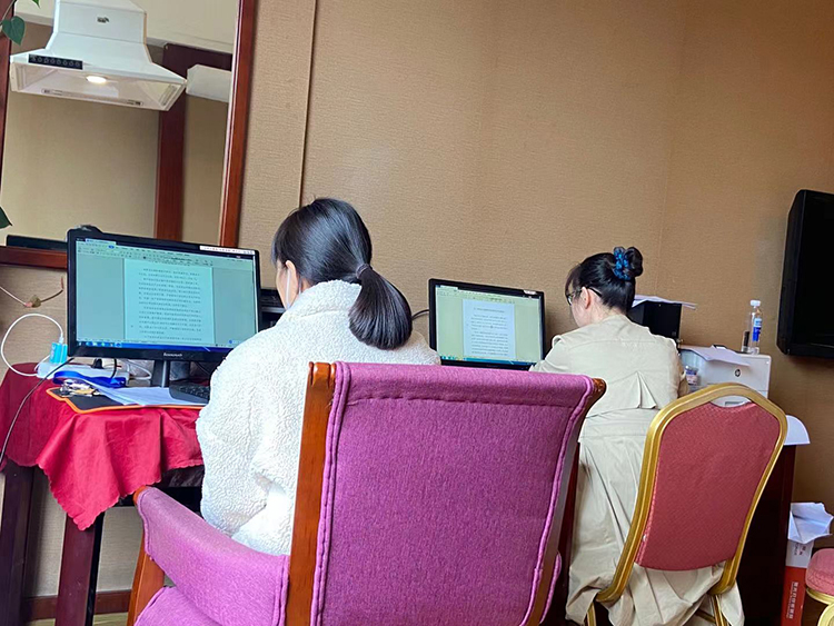 云软工作人员协助人大议案组工作现场