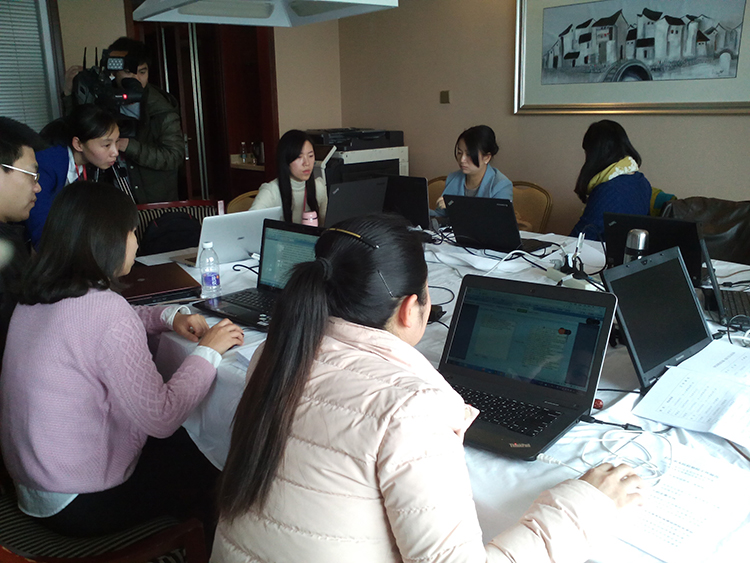 正宇工作人员在长沙市人大进行驻会保障，此图为议案组人员工作。