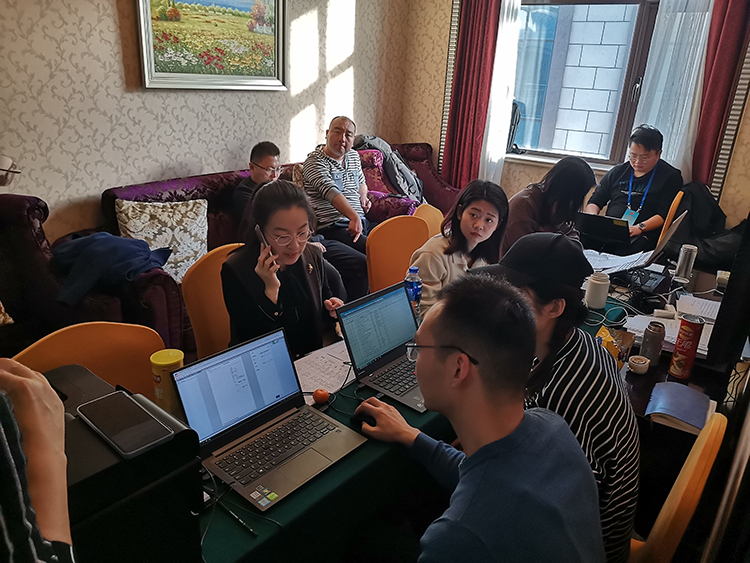 云软工作人员积极配合人大议案组成员完成对议案建议的审查、调整，下发等工作；并配合人大议案组出具建议议案的数据总表。