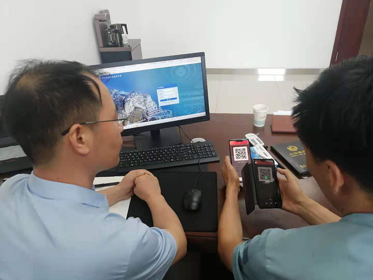 现场培训委员进行系统操作