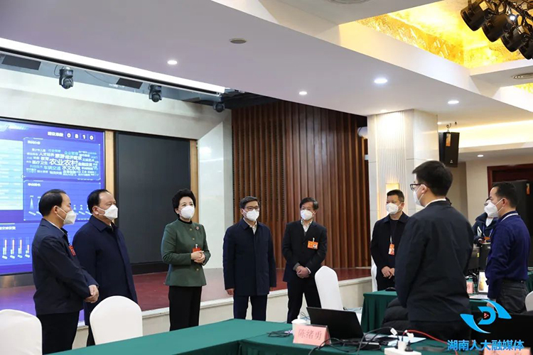 乌兰看望省十四届人大一次会议议案建议组工作人员